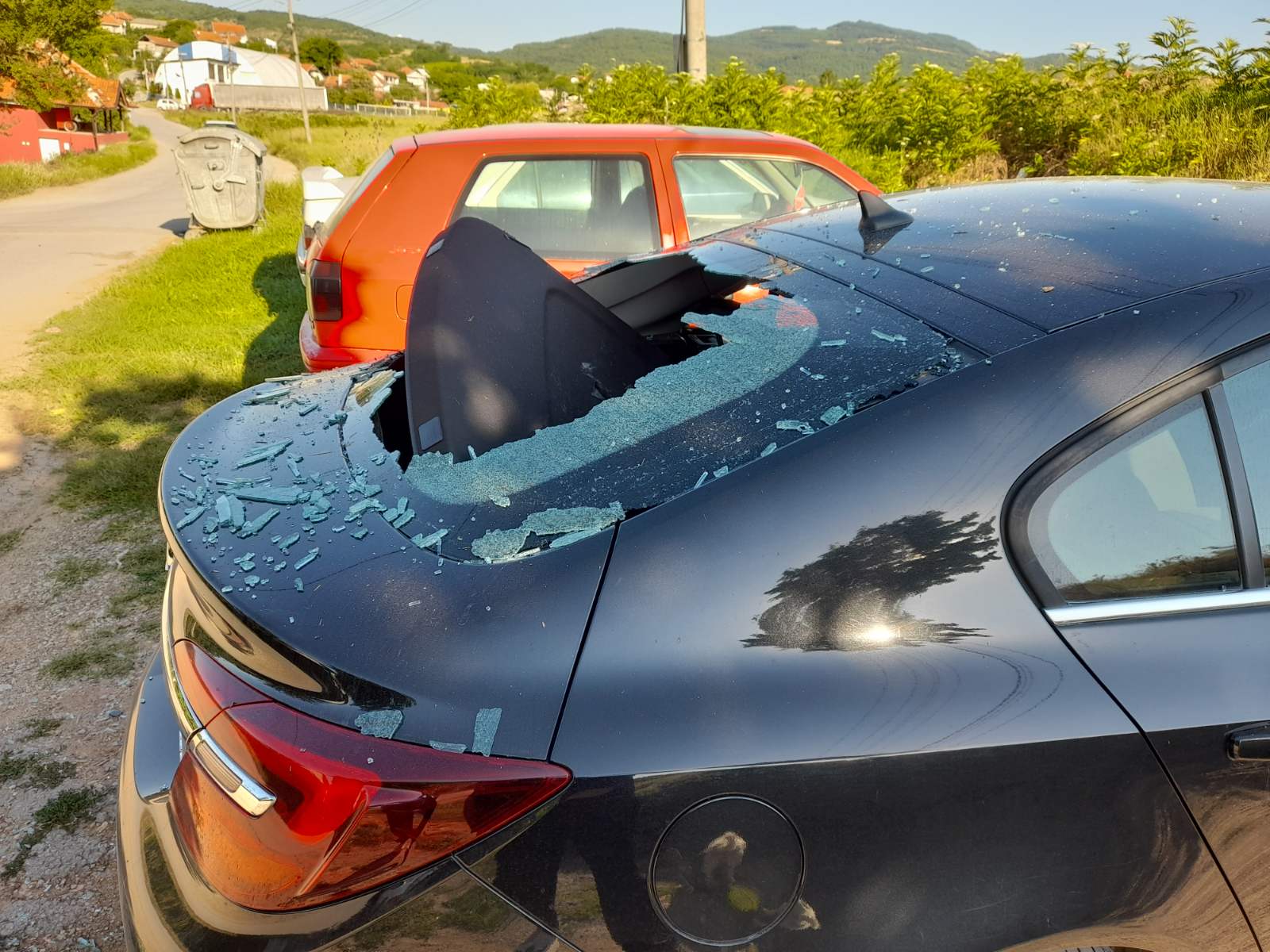 Načelniku Kosovsko-pomoravskog okruga nepoznate osobe razbile staklo na privatnom automobilu 2