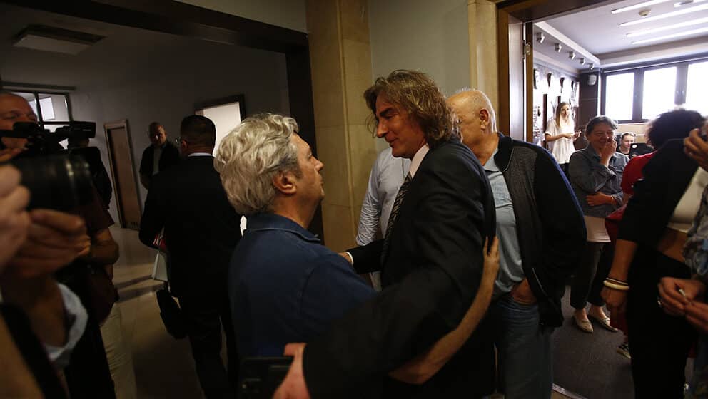 Ukidanje Zadruge je providan pokušaj anesteziranja pobunjene javnosti: Opozicija ne odustaje od zahteva za oduzimanje frekvencije Pinku i Hepiju 1