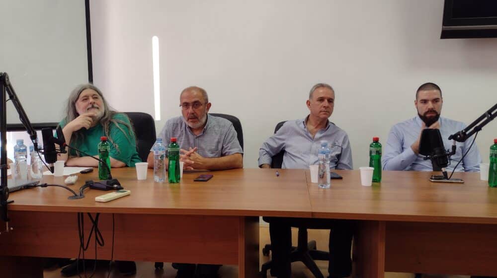 "Pristali smo na društvo u kome se za sve pita jedan čovek": Tribina nedeljnika Vreme u Kragujevcu 1