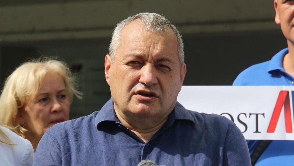 Srđan Milivojević (DS) na sednici pozvao Anu Brnabić da potpiše ostavku koju joj je on otkucao 1