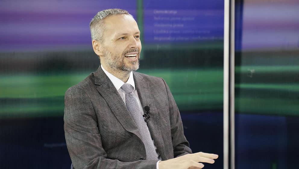 Orlić tražio od Olenika da obeća će da braniti svojih 500 amandmana, on uzvratio "Da li treba i pisana izjava?" 1