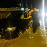 MUP: 91 intervencija zbog jakog nevremena, 20 požara, poplavljeni automobili i autobusi (FOTO) 9