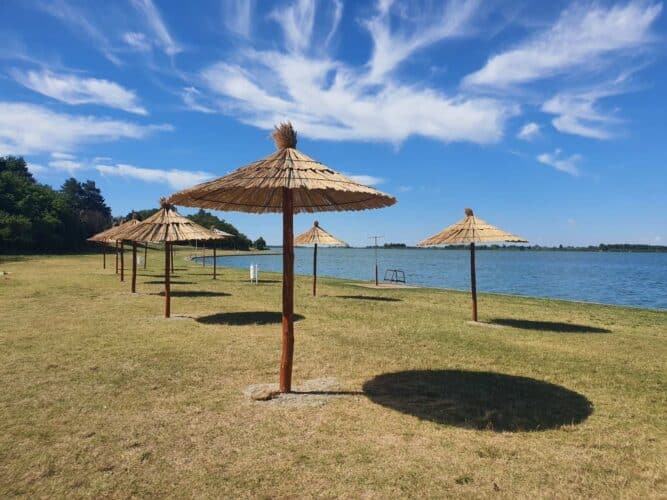 Nove stilske klupe i suncobrani na Paliću 2