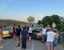 Protest u Krčedinu: Meštani bez vode, nadležni tvrde da ne bi bilo problema da građani "ne hlade lubenice" (FOTO) 2