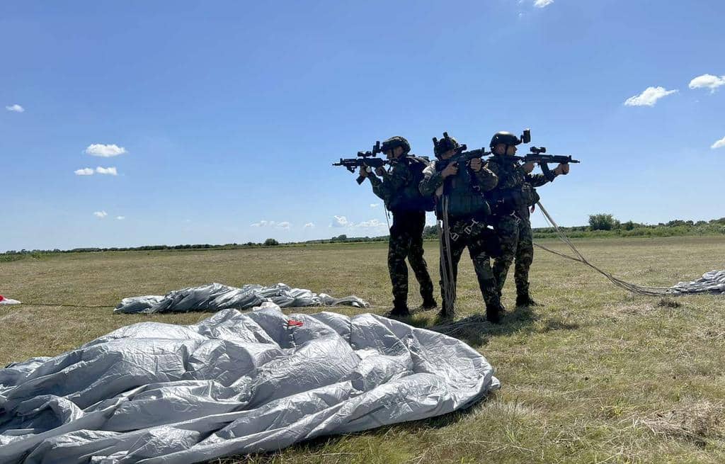 FOTO Ministar Vulin skočio sa 3.500 metara na padobranskoj obuci SAJ-a 7
