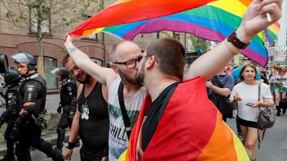 Ukrajina i LGBT: Usred rata predsedniku predata peticija o legalizaciji istopolnih brakova 1 A couple kiss at Kiev Pride
