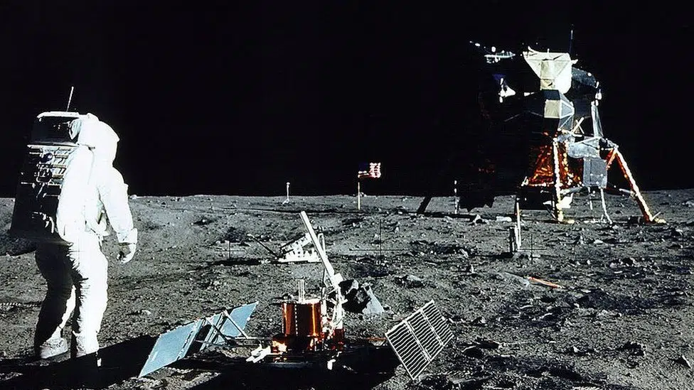 Baz Oldrin hoda po površini Meseca