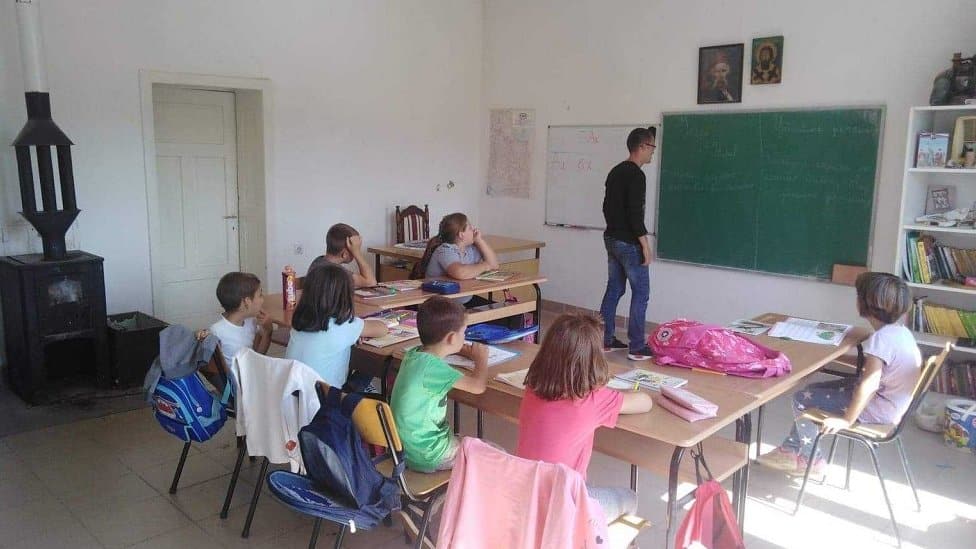 U učionici se greju na peć na drva