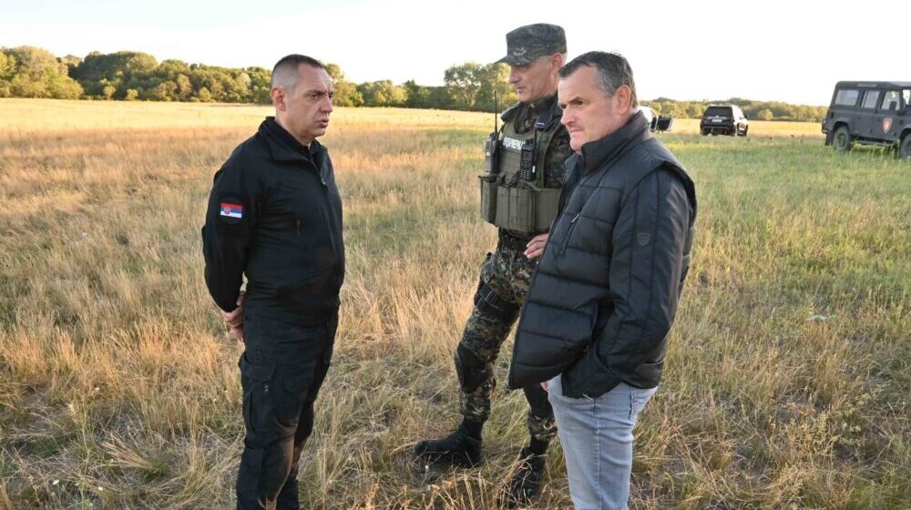 “Bljuzga, moralno dno i društveni talog; pozvati ga na psihijatrijski pregled”: Oštre reakcije na Vulina koji nadgleda migrante pognutih glava 1