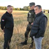 “Bljuzga, moralno dno i društveni talog; pozvati ga na psihijatrijski pregled”: Oštre reakcije na Vulina koji nadgleda migrante pognutih glava 5