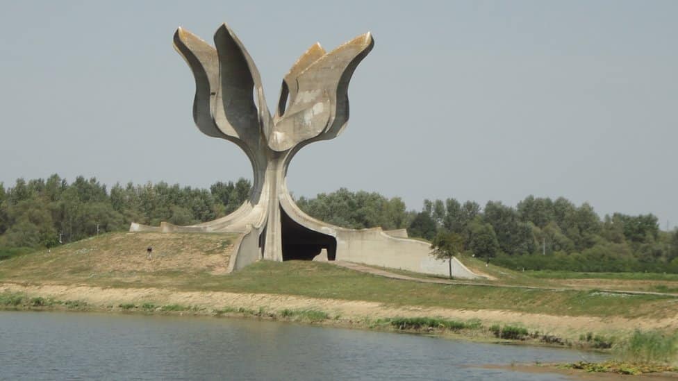 Aleksandar Vučić, Jasenovac, Srbija i Hrvatska: Kako državni zvaničnici mogu da putuju u inostranstvo 3 kameni cvet