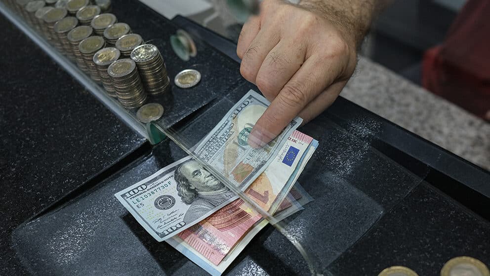 Kako će uticati na Srbiju vest da je dolar dostigao vrednost evra?