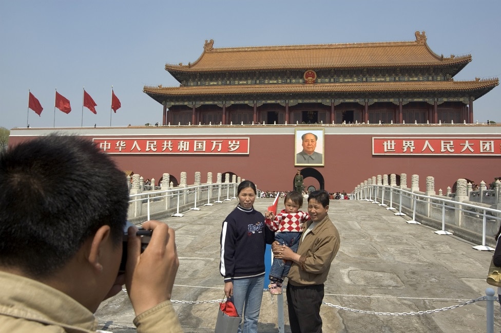 Kina, Honkong i Tajvan: Kako prošlost utiče na razmišljanje Sija Đinpinga i njegov pogled na svet 4 Chinese tourists pose for pictures in front of Mao's portrait at Gate of Heavenly Peace in Tianenman Square