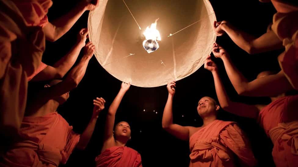 Budistički monasi pokreću nebeski fenjer tokom festivala Ji Peng u Čijang Maju. Ritual simbolizuje oslobađanje ljubaznosti i dobre volje