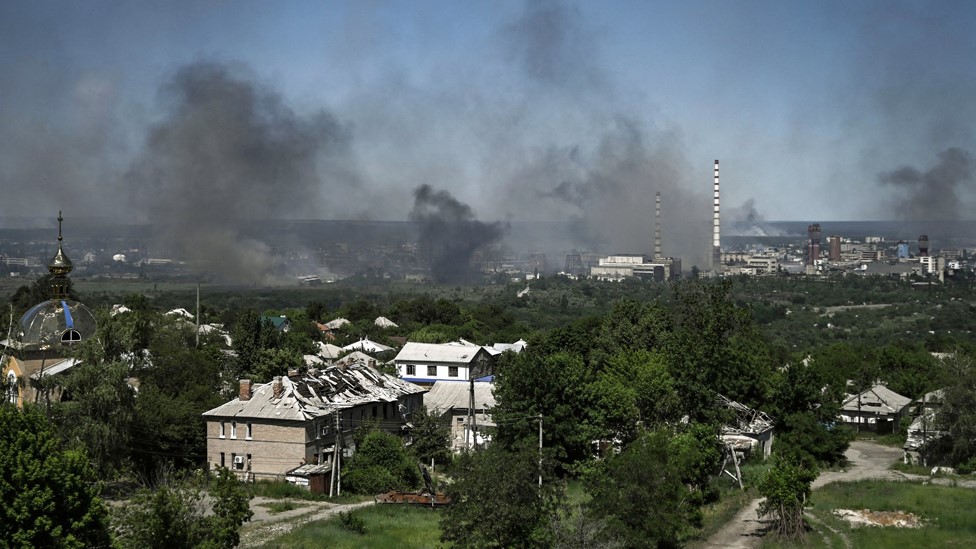 Ukrajina i Rusija: Koji je Putinov naredni korak posle zauzimanja Luganska 2 A damaged building can be seen in Lysychansk as black smoke rises from the nearby city of Severodonetsk