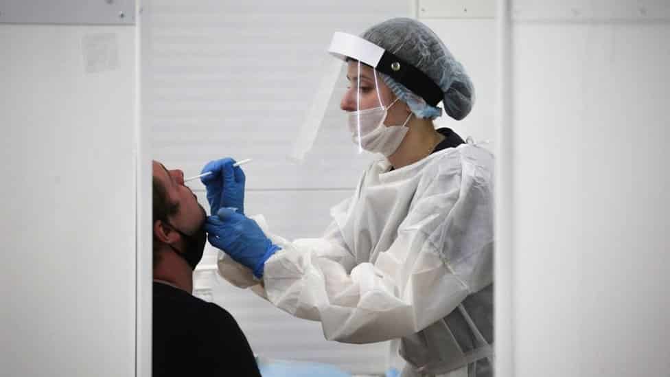 Vladimir Putin i korona virus: Kako Rusija troši čitavo bogatstvo na zaštitu predsednika od kovida 3 A medical professional conducts a nasal swab