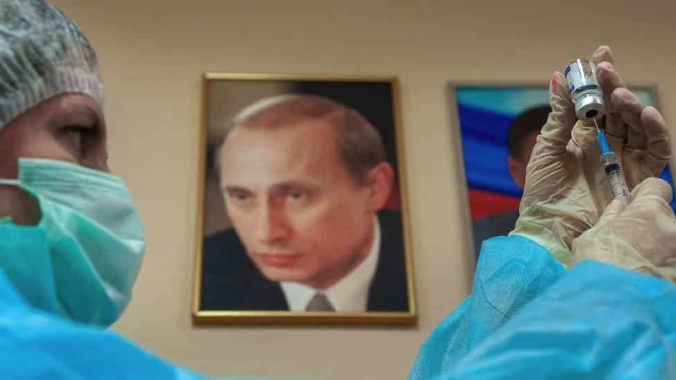 Vladimir Putin i korona virus: Kako Rusija troši čitavo bogatstvo na zaštitu predsednika od kovida 2 A medical professional fills a syringe with vaccine