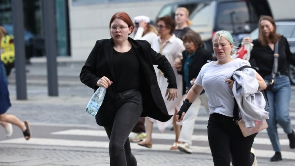 Izbezumljene žene beže iz tržnog centra