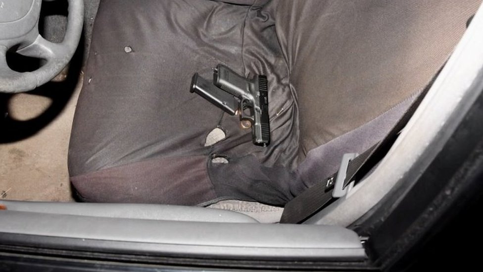 Amerika, kriminal i rasizam: Policajci ispalili 60 hitaca u Afroamerikanca, pokazao snimak potere 1 A handgun, loaded magazine and a gold ring are seen on the front seat of the vehicle of Black man Jayland Walker, who was shot to death by up to eight officers, in Akron, Ohio, U.S. June 25, 2022