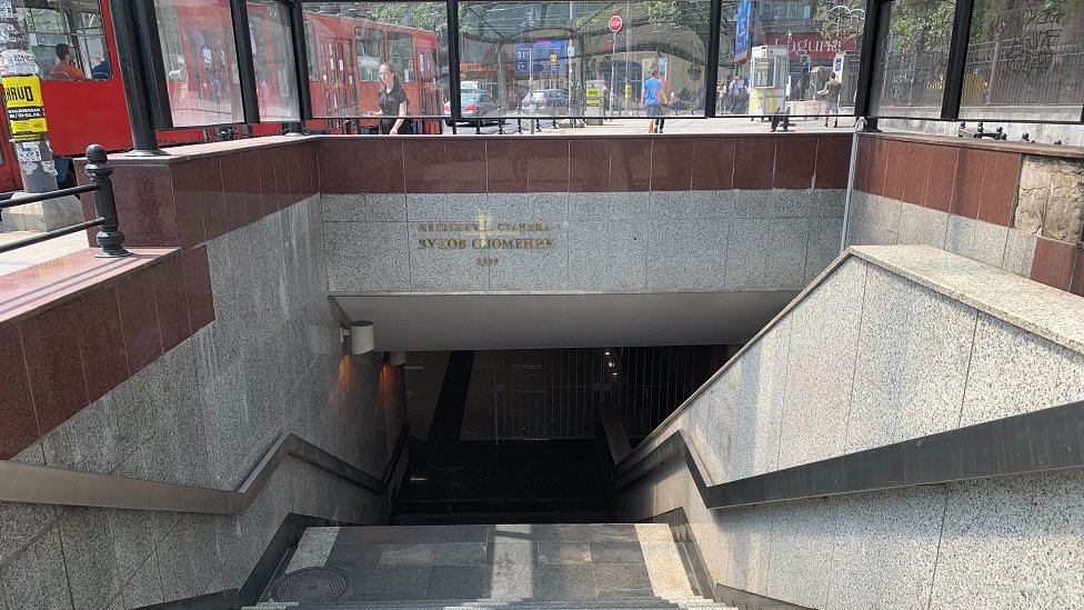 Železnica, Srbija: Podzemna stanica Vukov spomenik prošla je put od velelepnog do gotovo pustog objekta 5 Na ulazu je napisana godina otvaranja 1995.