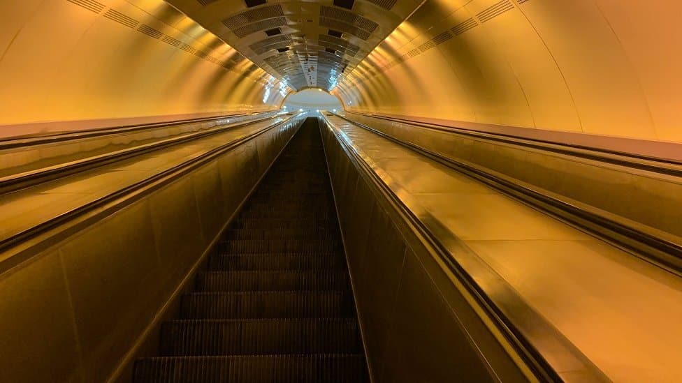 Železnica, Srbija: Podzemna stanica Vukov spomenik prošla je put od velelepnog do gotovo pustog objekta 2 pokretne stepenice