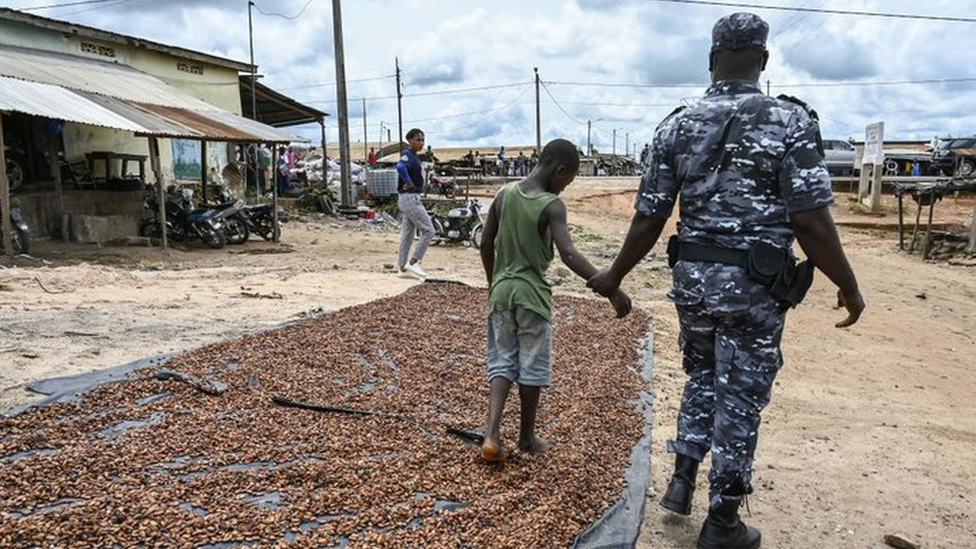policajac u Obali Slonovače i deca
