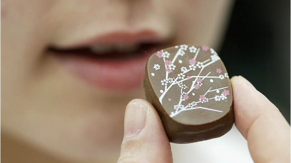 mlada žena jede čokoladu