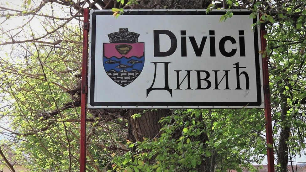 Dvojezična tabla na ulazu u selo Divić