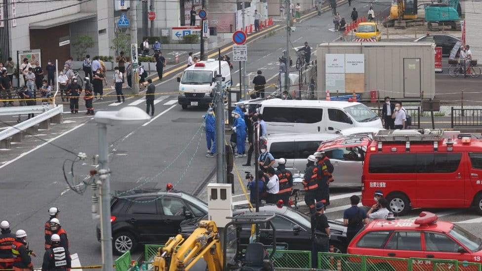 Japan, politika, pucnjava: Bivši premijer Šinzo Abe preminuo posle ranjavanja 1 A general view shows workers at the scene after an attack on Japan's former prime minister Shinzo Abe at Kintetsu Yamato-Saidaiji station square in Nara on July 8