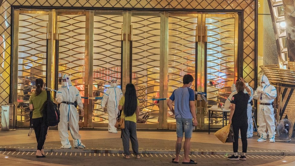 Korona virus i Kina: Epidemija zaustavila kockarski raj - Makao se bori sa omikronom 1 Macau's Grand Lisboa hotel under lockdown after Covid-19 cases were found there.