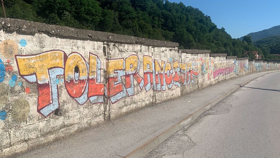 Bosna i Hercegovina i Srebrenica: „Mi smo ovde zanimljivi samo nekoliko dana godišnje" 17 MURALI