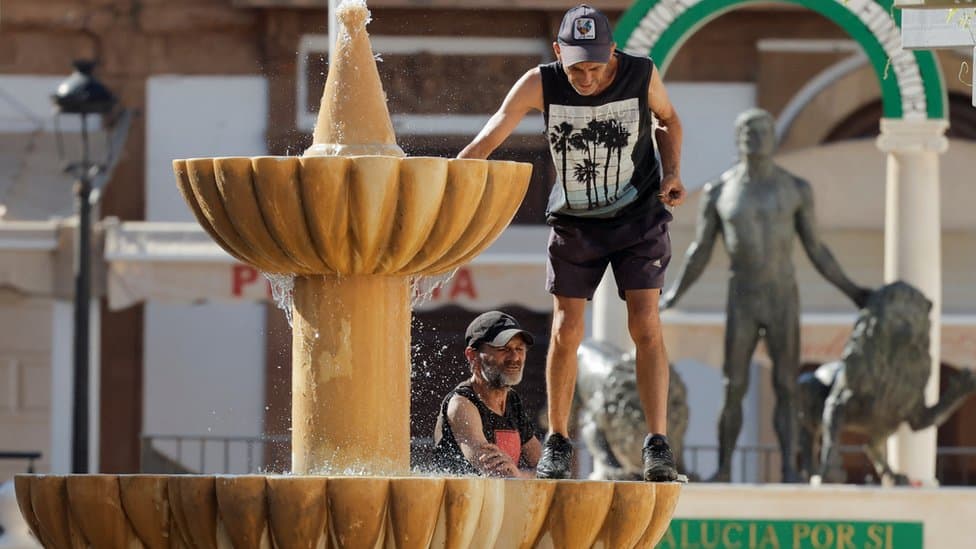 Visoke temperature: Evropa se preznojava dok se toplotni talas širi 2 Men cooling off in a fountain in Ronda, Spain, 10 July 2022