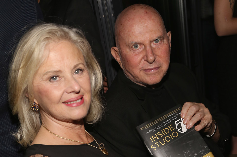Amerika i zabava: Umro nekadašnji vlasnik najpopularnijeg noćnog kluba „Studio 54" 4 Mark Fleischman with wife Mimi with his book Inside Studio 54 in 2017