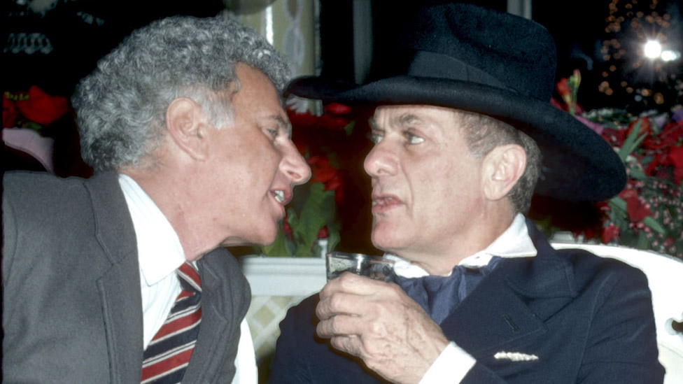 Amerika i zabava: Umro nekadašnji vlasnik najpopularnijeg noćnog kluba „Studio 54" 3 Mark Fleischman (left) with actor Tony Curtis in 1983