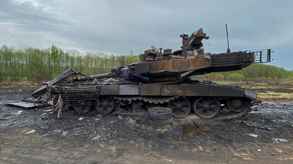 Rusija i Ukrajina: Majka poginulog ruskog vojnika - „Zaustavite sve ovo i zaštitite našu decu" 3 Russian main battle tank T-90M Proryv destroyed by Ukrainian Armed Forces is seen near the village of Staryi Saltiv