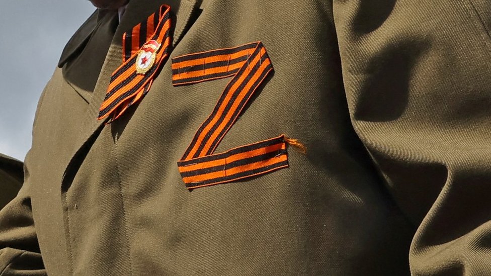 Rusija i Ukrajina: Sveštenik pritvoren zbog kritikovanja Putina 1 Georgijevska lenta u obliku slova Z