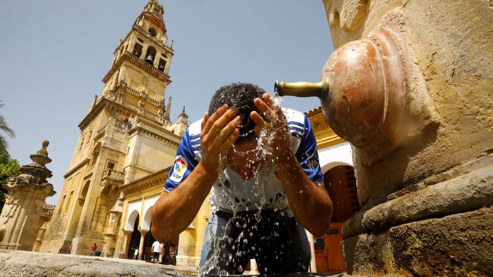 Vrućina i požari: Više od 1.500 ljudi umrlo u Portugalu i Španiji, u Velikoj Britaniji toplota zaustavila vozove 3 A man cools off in a fountain on a hot day in Cordoba, southern Spain, on 13 August 2021
