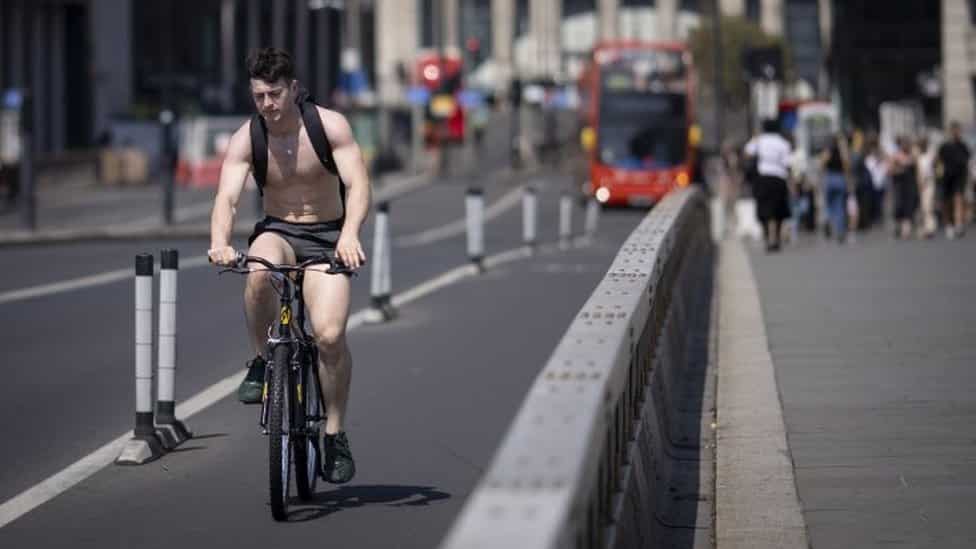 Biciklista bez majice u Londonu