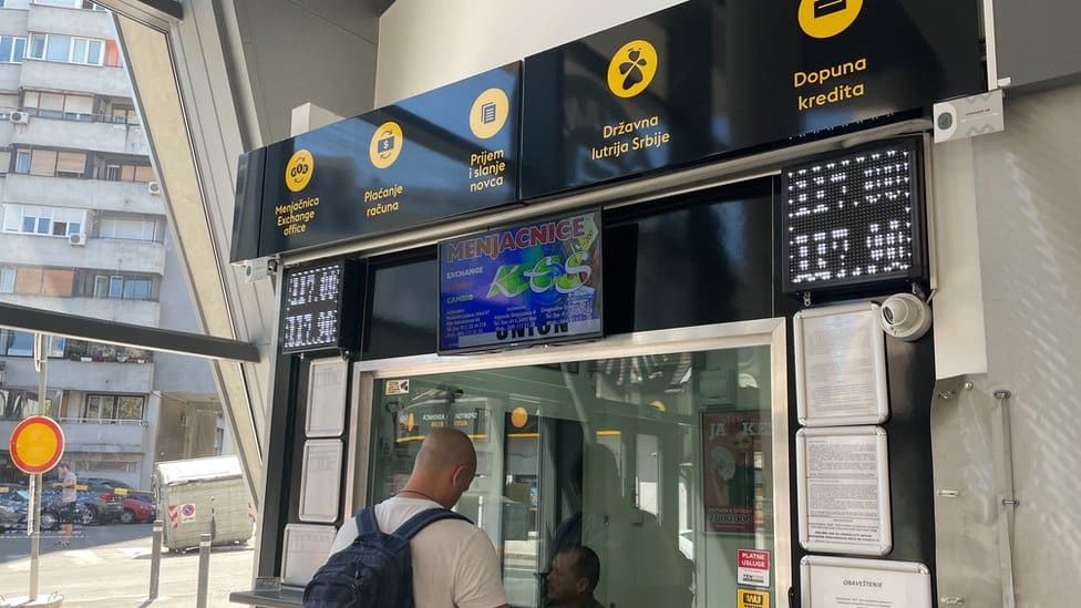 Dolar i evro: Šta znači jačanje američke valute za ljude, a šta za državu Srbiju 2 menjačnica