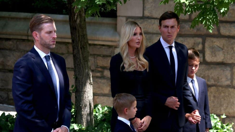 Amerika i poznati: Sahranjena Ivana Tramp, bivša supruga Donalda Trampa 5 Erik Tramp (levo) i Ivanka Tramp sa Džaredom Kušnerom