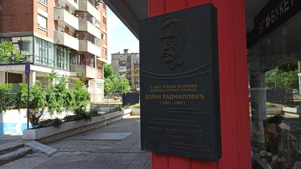 tabla na zgradi u Beogradu