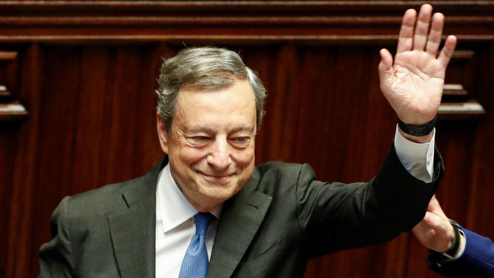 Italija i politika: Premijer Mario Dragi predao ostavku posle turbulentnih nedelju dana 1 Mario Draghi waves goodbye in parliament