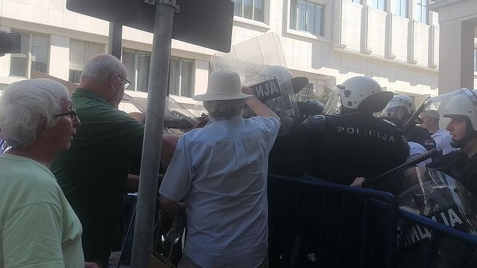 Na protestu je došlo do sukoba između okupljenih i policije