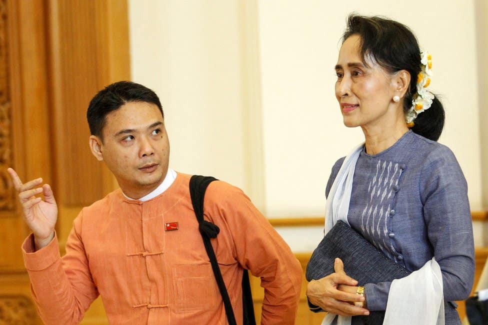 Mjanmar: Četvorica aktivista streljana u Mjanmaru, vojska ih optužila za terorizam 2 National League for Democracy party (NLD) leader Aung San Suu Kyi and Member of Parliament Thaw leave after attending a lower house of parliament meeting at Naypyitaw