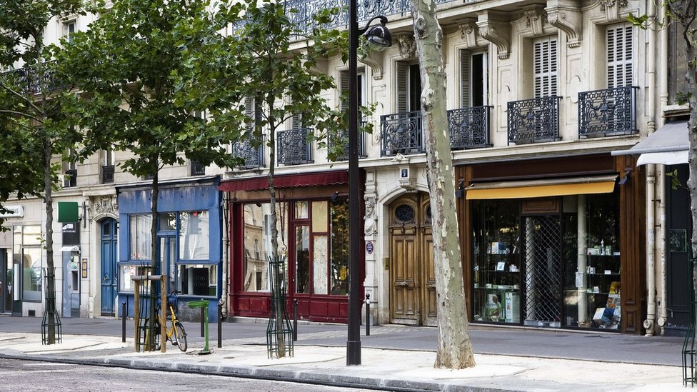 Francuska i energetska kriza: Naredba prodavnicama - ako radi klima, zatvorite vrata 1 A row of shops in France.