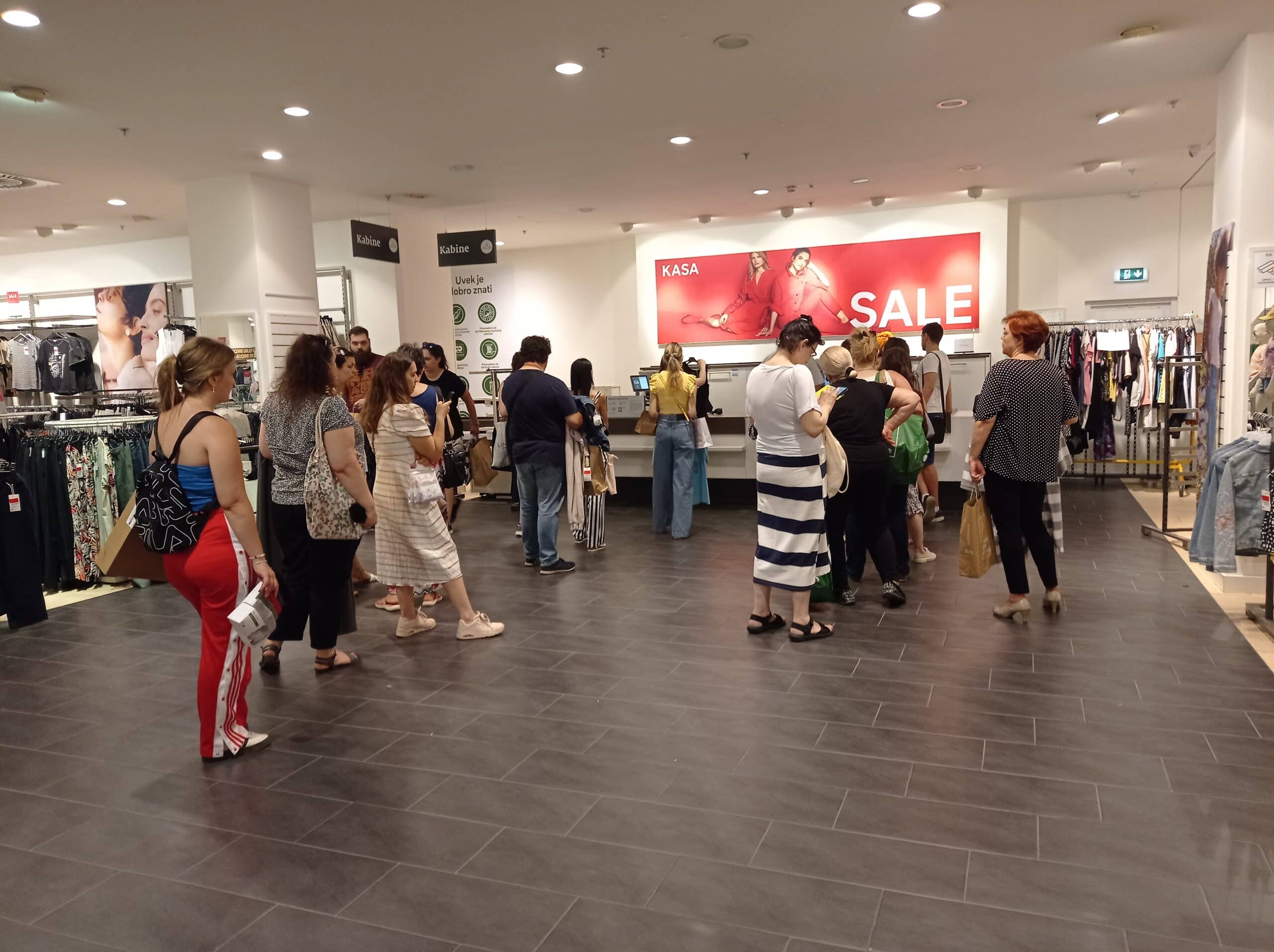 (FOTO) Reporterka Danasa u jednoj od radnji C&A: Kabine van funkcije, cene prepolovljene, na kasi dugi redovi 2 (FOTO) Reporterka Danasa u jednoj od radnji C&A: Kabine van funkcije, cene prepolovljene, na kasi dugi redovi 2