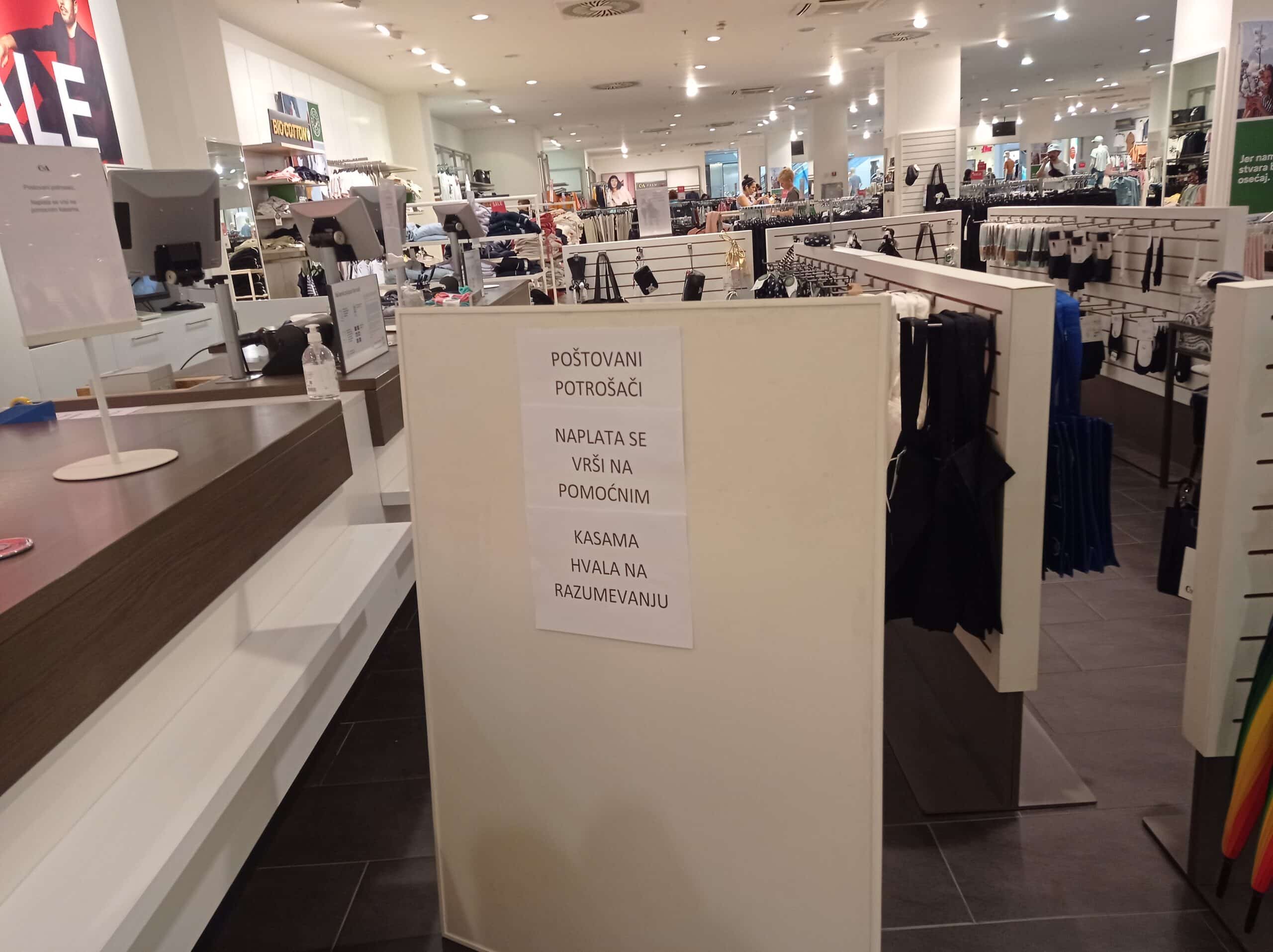 (FOTO) Reporterka Danasa u jednoj od radnji C&A: Kabine van funkcije, cene prepolovljene, na kasi dugi redovi 3 (FOTO) Reporterka Danasa u jednoj od radnji C&A: Kabine van funkcije, cene prepolovljene, na kasi dugi redovi 3