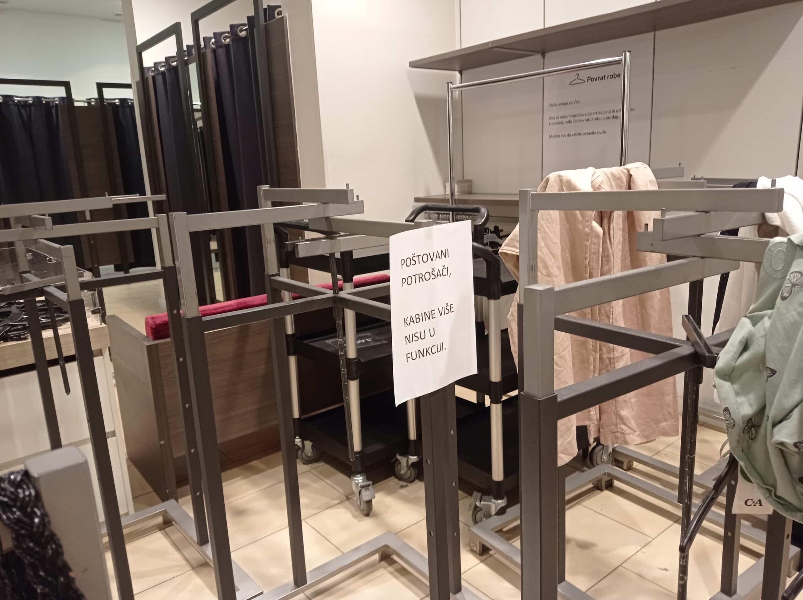 (FOTO) Reporterka Danasa u jednoj od radnji C&A: Kabine van funkcije, cene prepolovljene, na kasi dugi redovi 4 (FOTO) Reporterka Danasa u jednoj od radnji C&A: Kabine van funkcije, cene prepolovljene, na kasi dugi redovi 4