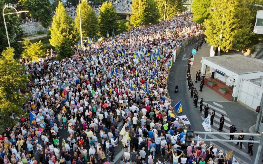 Protest u Sarajevu: Više hiljada građana ispred OHR-a iskazali NE predloženim izmenama Izbornog zakona 1