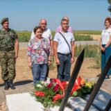 Cveće na spomen-obeležju Koči i Ruži, narodnim herojima u Zrenjaninu 8